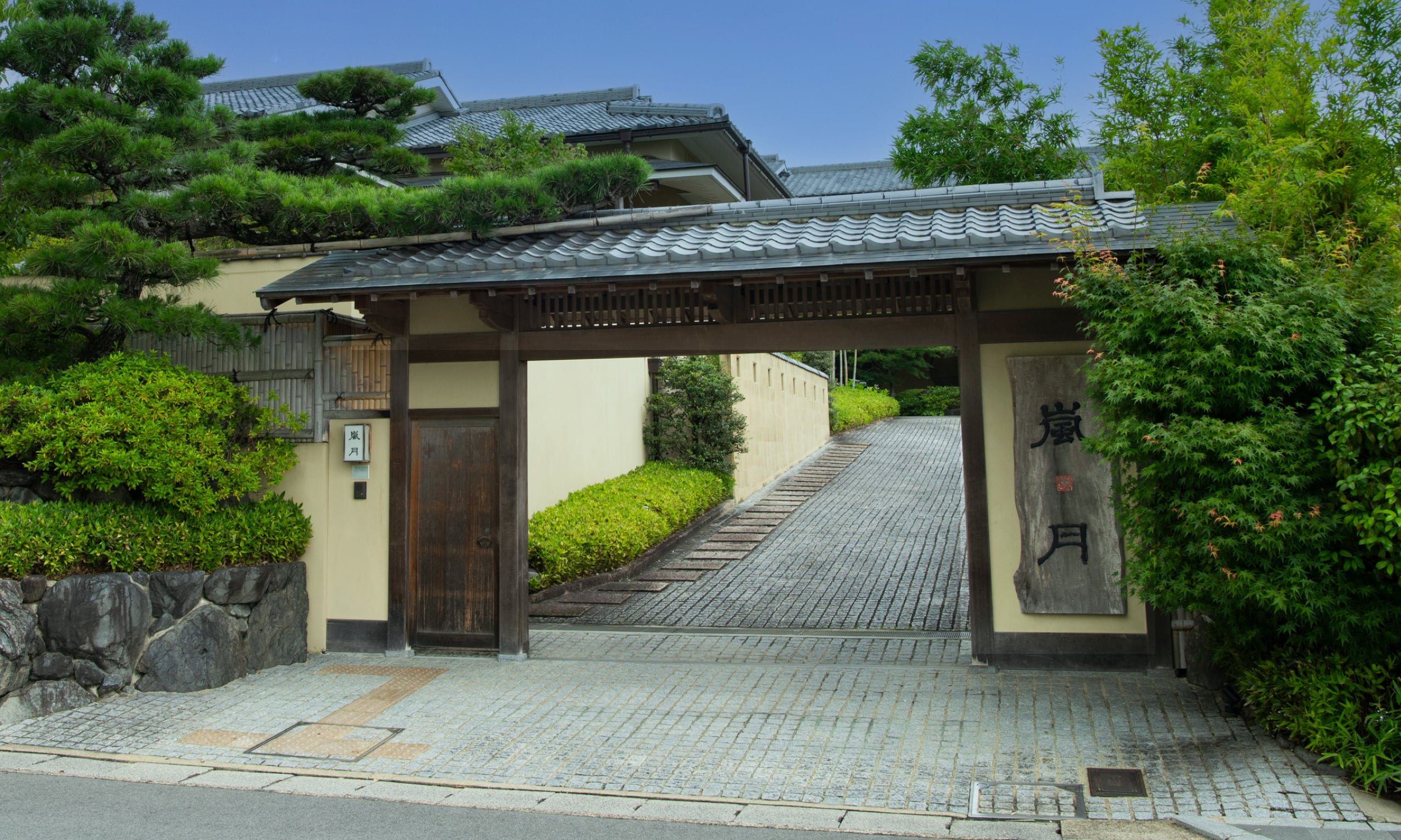 京都・嵐山の料理旅館「旅亭嵐月」正面玄関